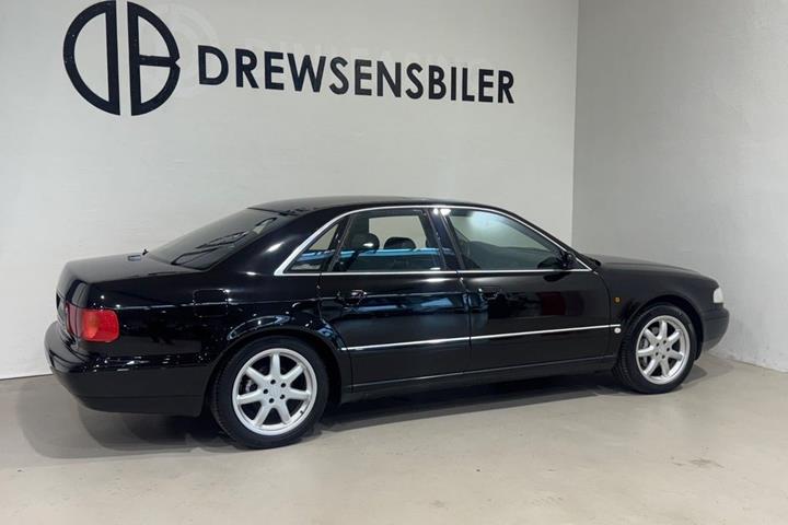 Sort Audi A8 fra 1997