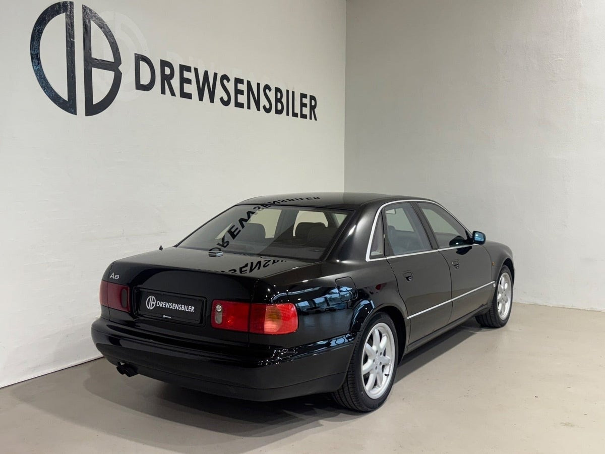 Sort Audi A8 fra 1997