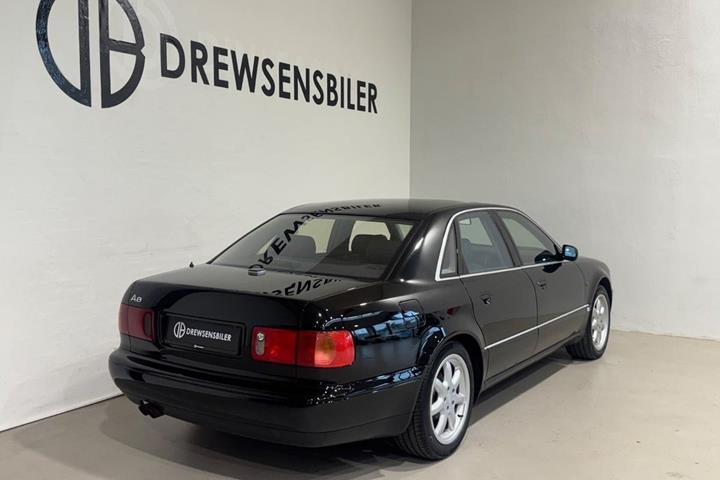 Sort Audi A8 fra 1997