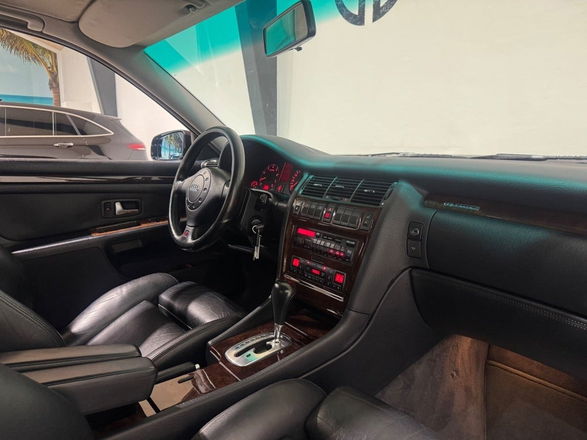 Sort Audi A8 fra 1997