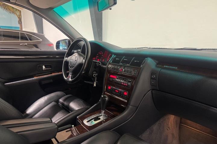 Sort Audi A8 fra 1997