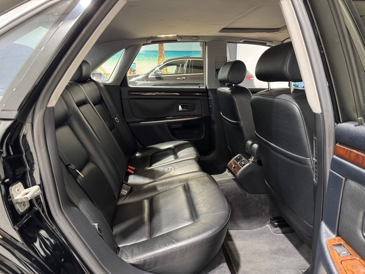 Sort Audi A8 fra 1997