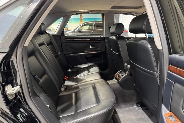 Sort Audi A8 fra 1997