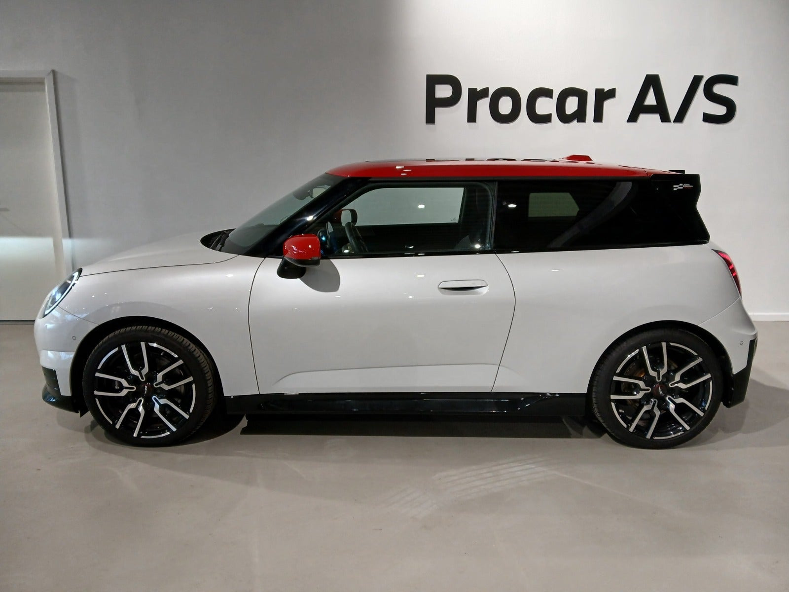 Hvid Mini Cooper SE fra 2024