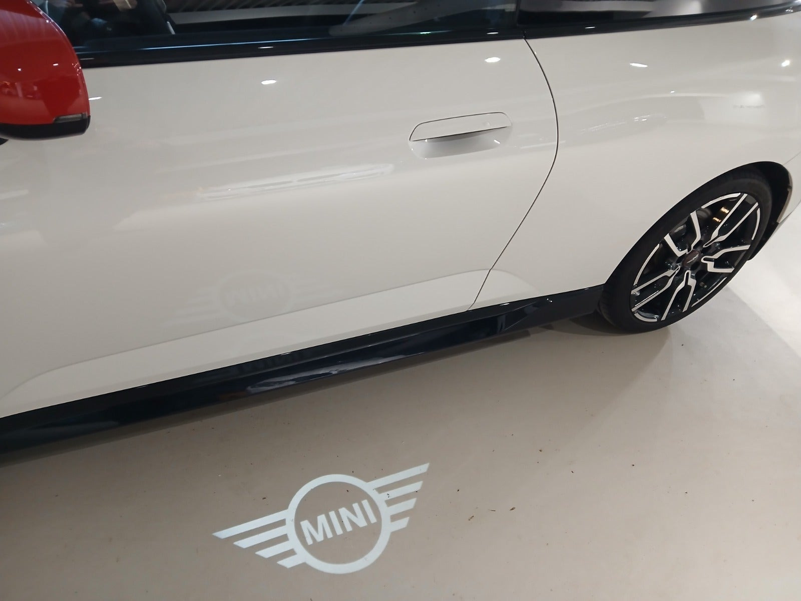 Hvid Mini Cooper SE fra 2024