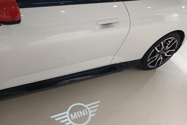 Hvid Mini Cooper SE fra 2024