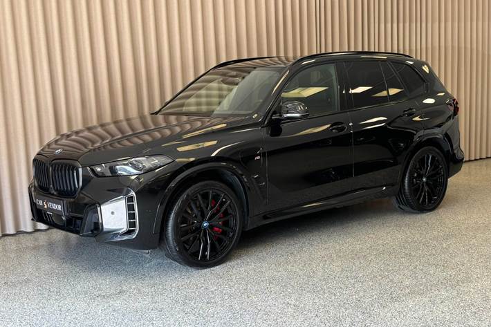 Sort BMW X5 fra 2024 set udefra
