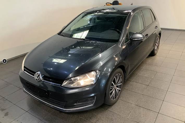 Grå VW Golf VII fra 2017
