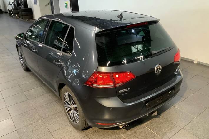 Grå VW Golf VII fra 2017