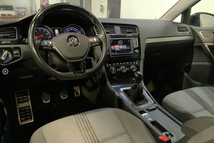 Grå VW Golf VII fra 2017