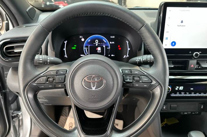 Sølv Toyota Yaris Cross fra 2024