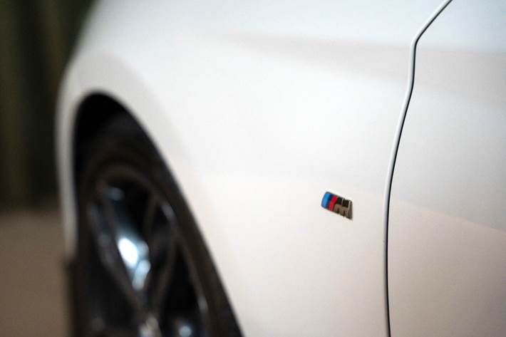 Hvid BMW M140i fra 2018
