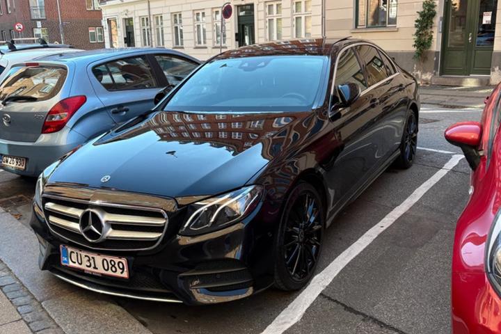 Sort Mercedes E220 d fra 2019
