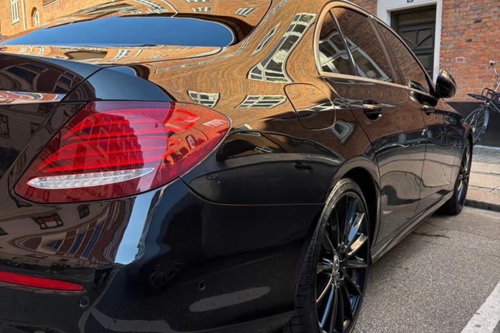 Sort Mercedes E220 d fra 2019