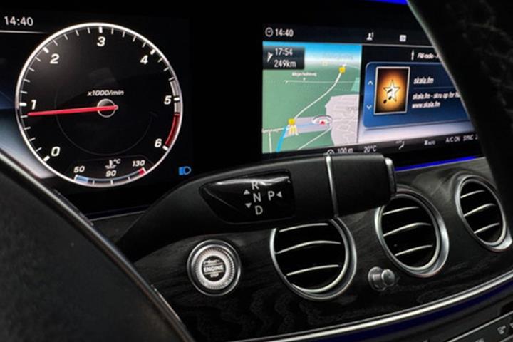 Sort Mercedes E220 d fra 2019