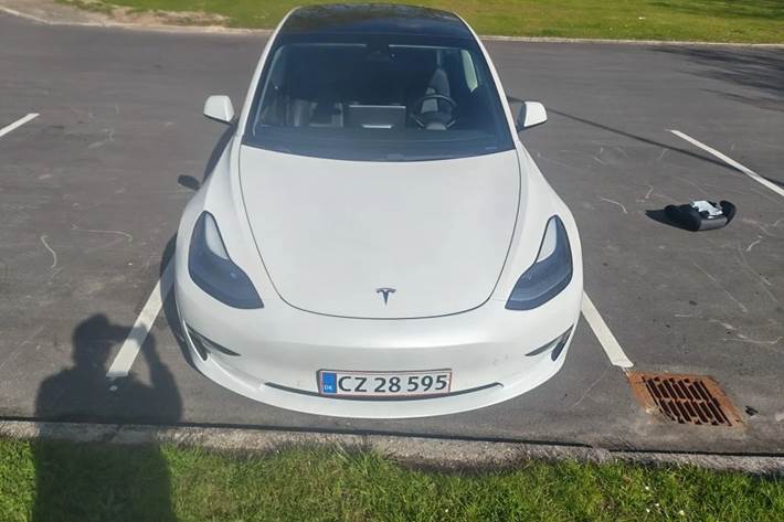 Hvid Tesla Model 3 fra 2021