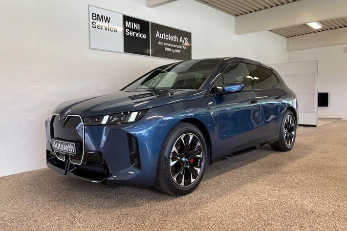 Blå BMW iX fra 2025