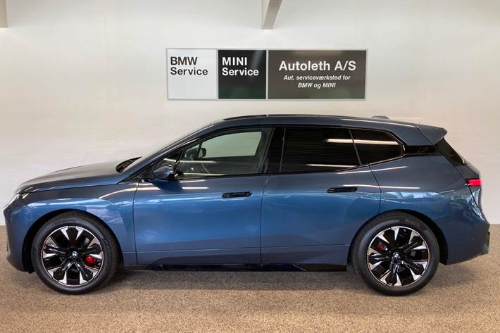 Blå BMW iX fra 2025