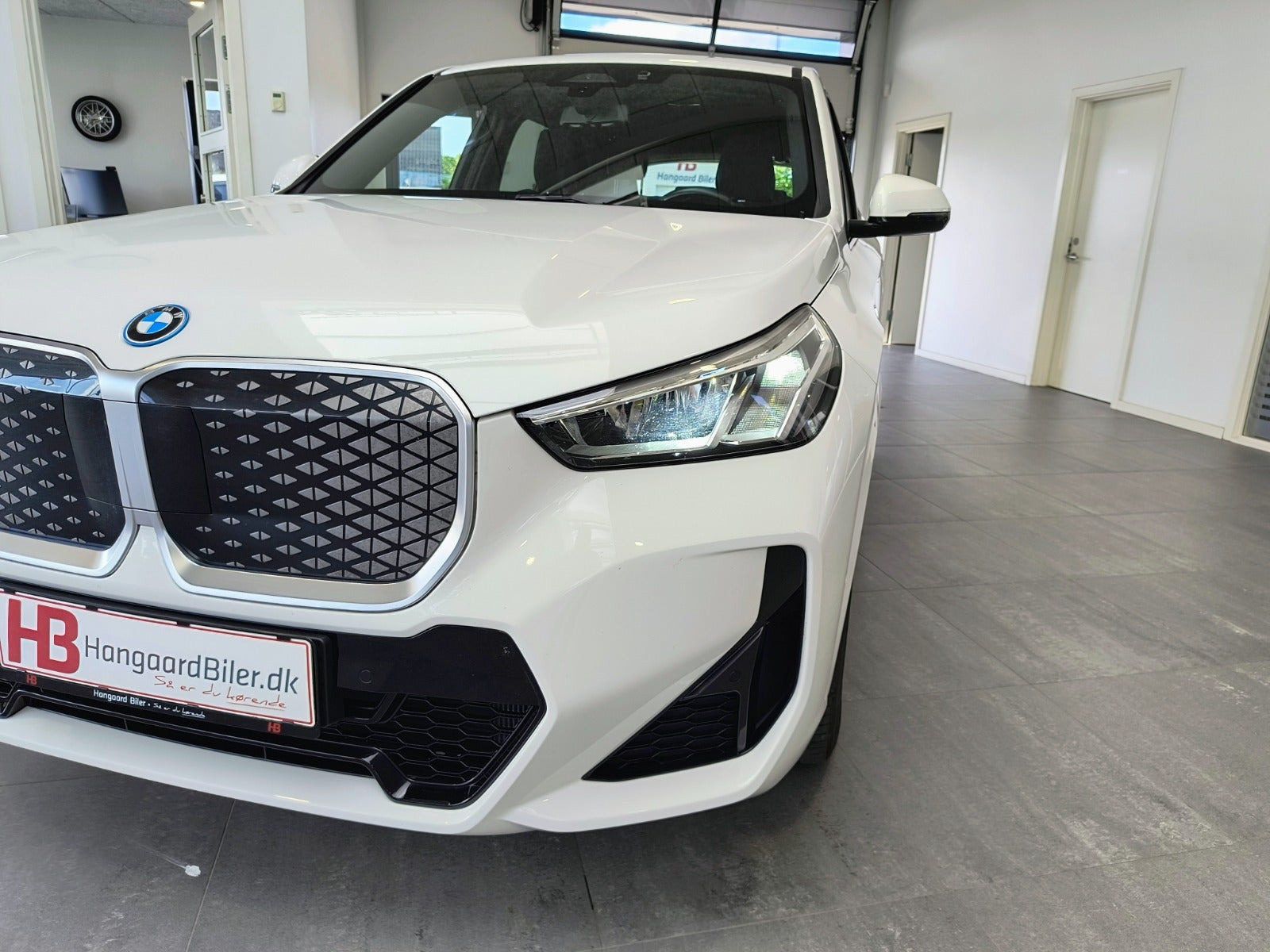 Hvid BMW iX1 fra 2024