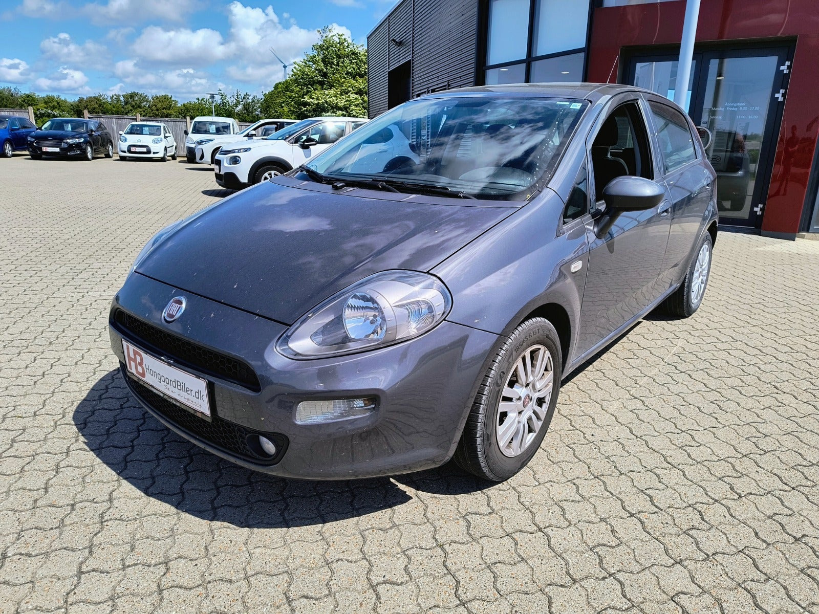 Grå Fiat Punto fra 2017
