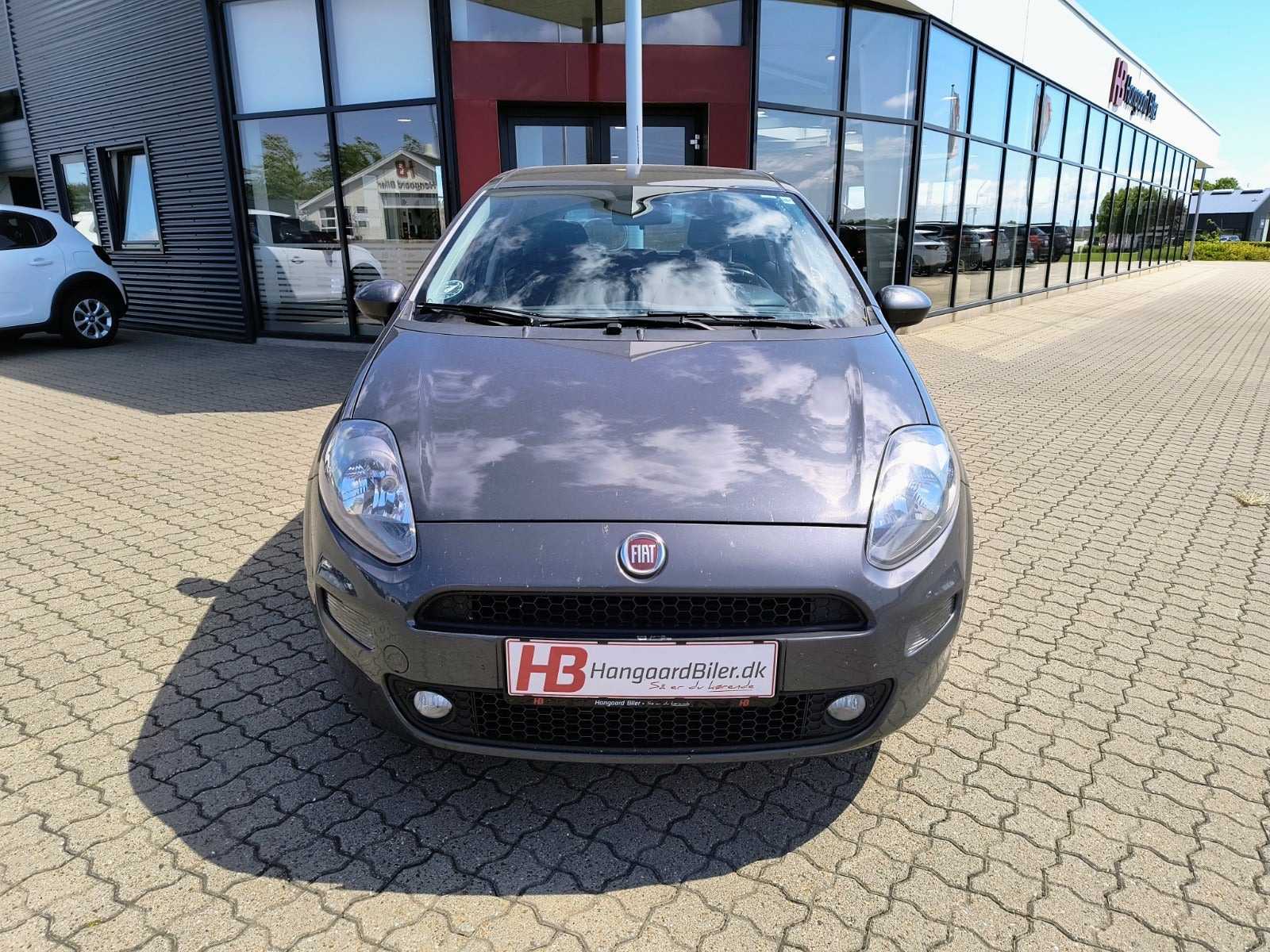 Grå Fiat Punto fra 2017