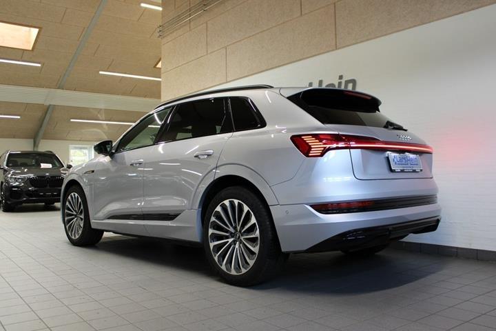 Sølv Audi e-tron fra 2022