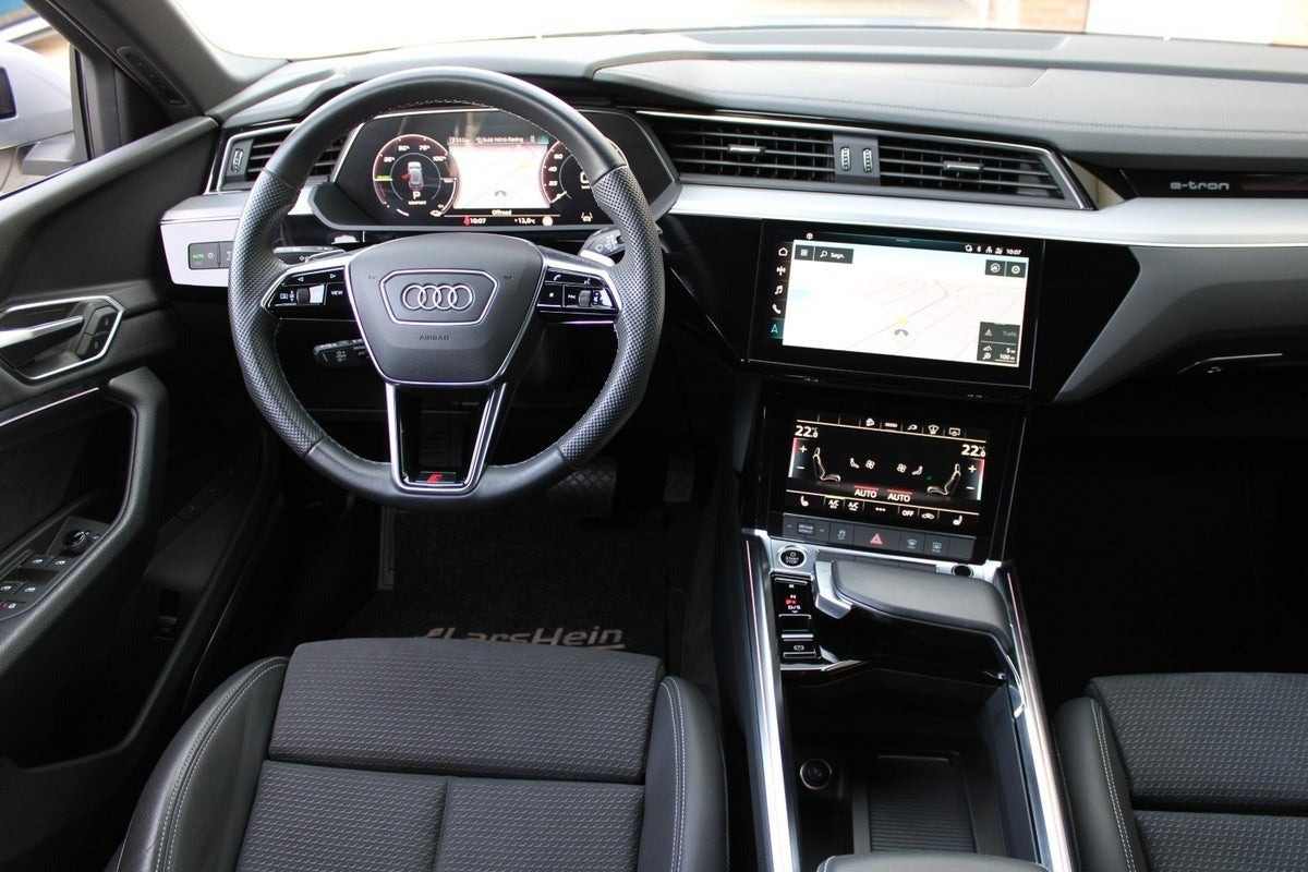 Sølv Audi e-tron fra 2022