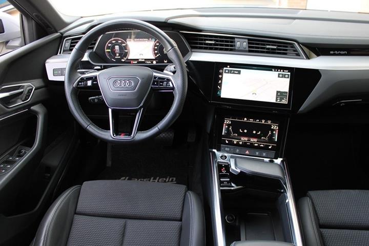 Sølv Audi e-tron fra 2022