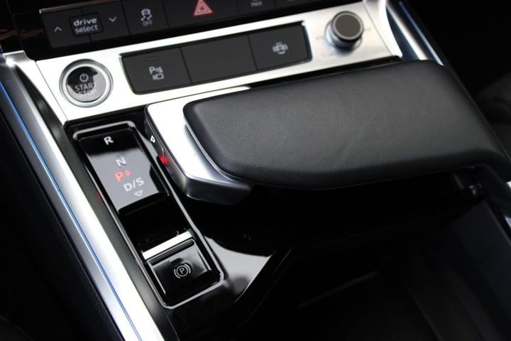 Sølv Audi e-tron fra 2022