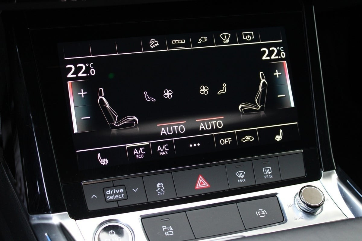 Sølv Audi e-tron fra 2022