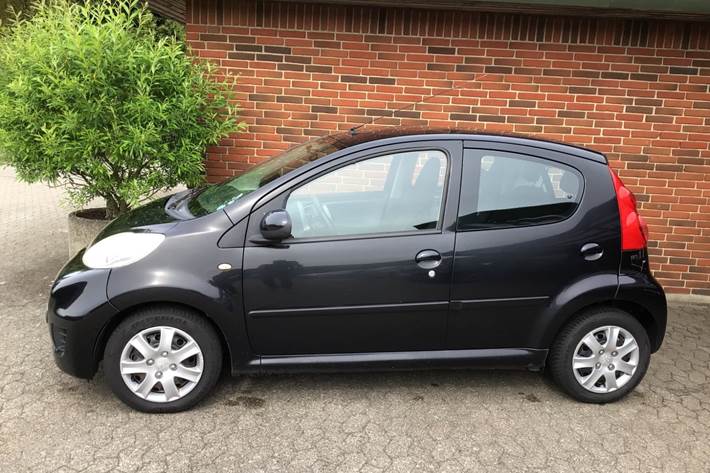 Sort Peugeot 107 fra 2010
