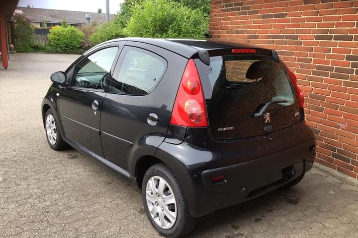 Sort Peugeot 107 fra 2010