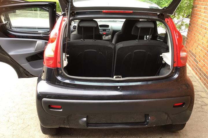 Sort Peugeot 107 fra 2010