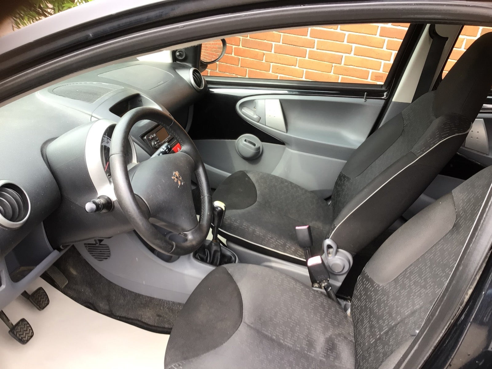 Sort Peugeot 107 fra 2010