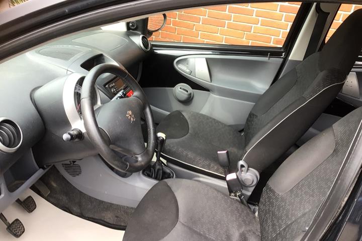 Sort Peugeot 107 fra 2010