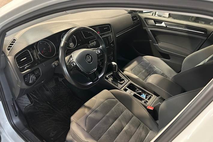 Hvid VW Golf VII fra 2014