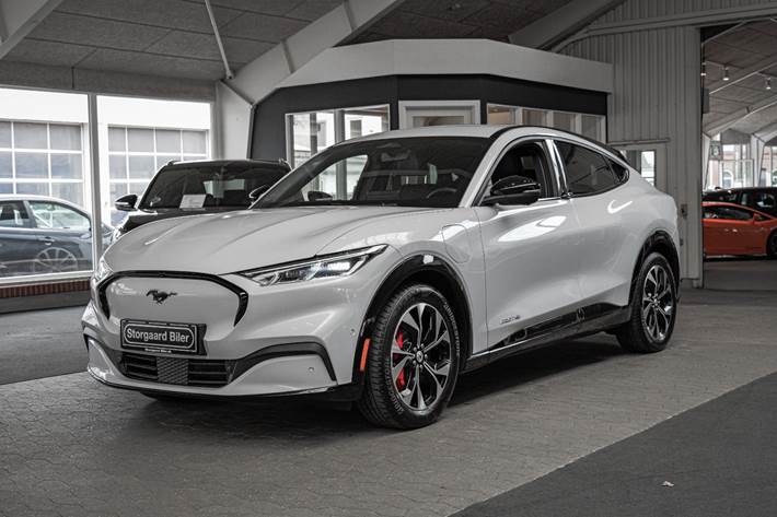 Hvid Ford Mustang Mach-E fra 2023