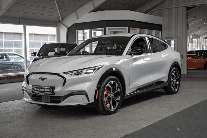 Hvid Ford Mustang Mach-E fra 2023