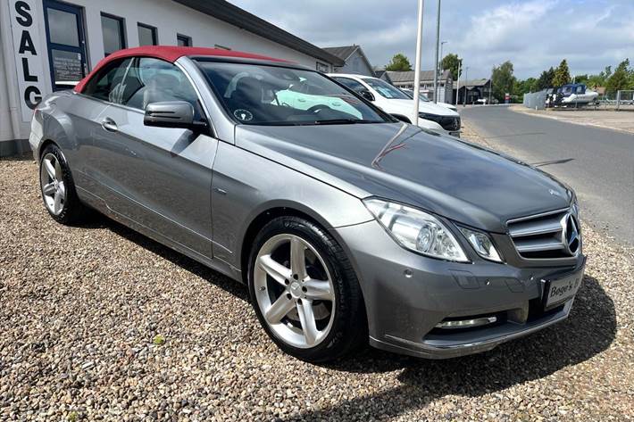 Grå Mercedes E350 fra 2011 set udefra