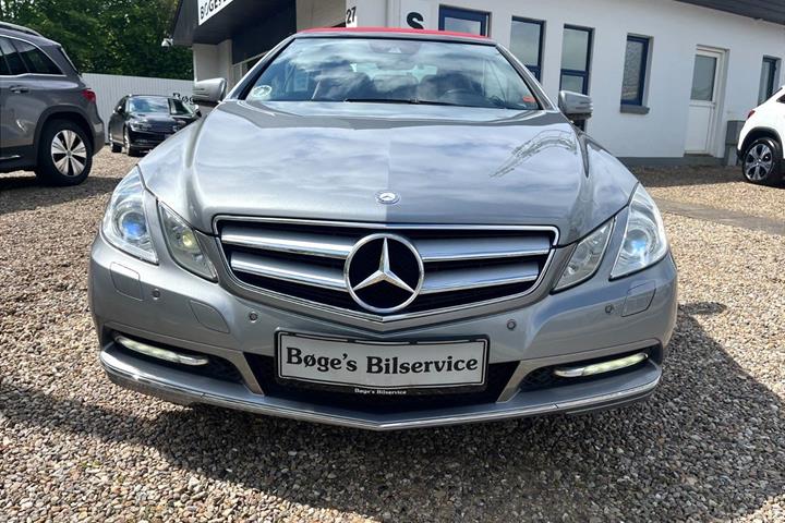 Grå Mercedes E350 fra 2011