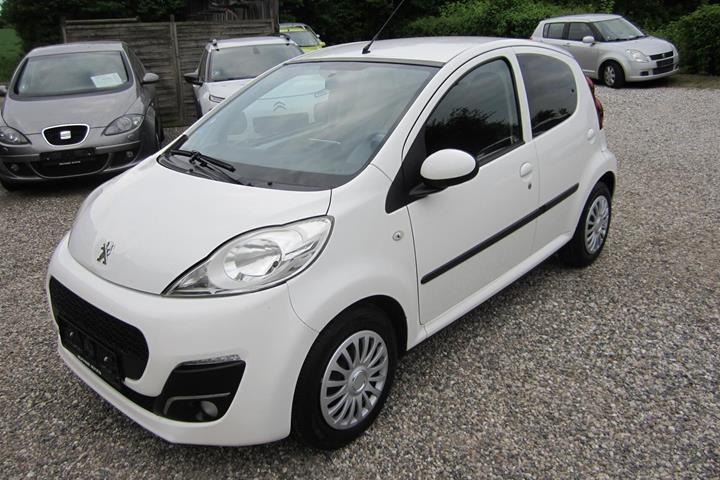 Hvid Peugeot 107 fra 2013 set udefra