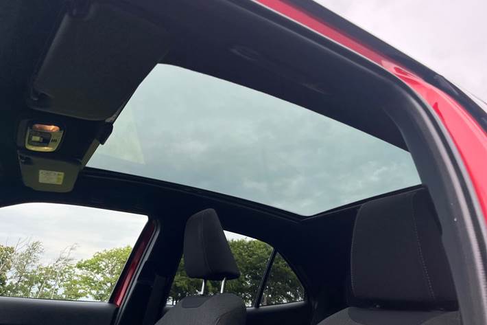 Rød Toyota Yaris Cross fra 2022
