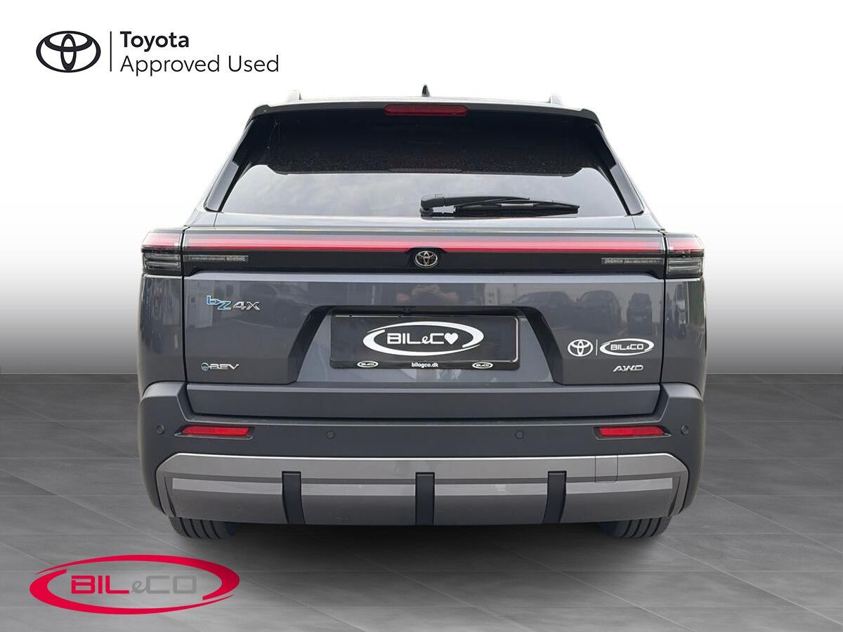 Grå Toyota bZ4X Touring fra 2026 set udefra
