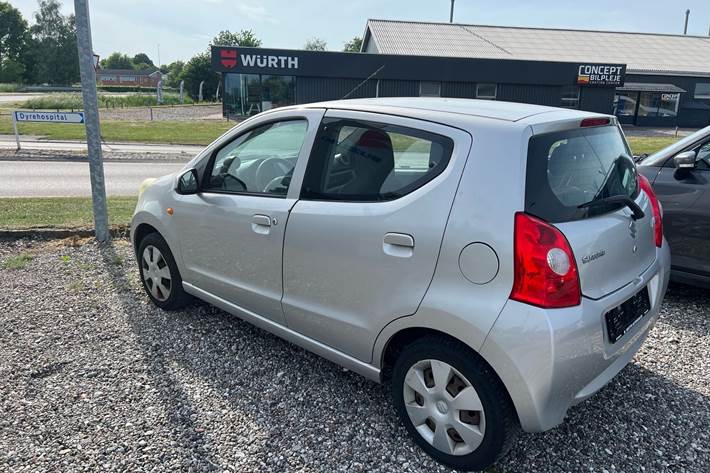 Grå Suzuki Alto fra 2011