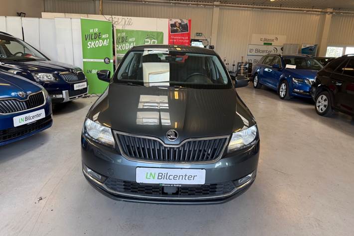 Grå Skoda Rapid fra 2019