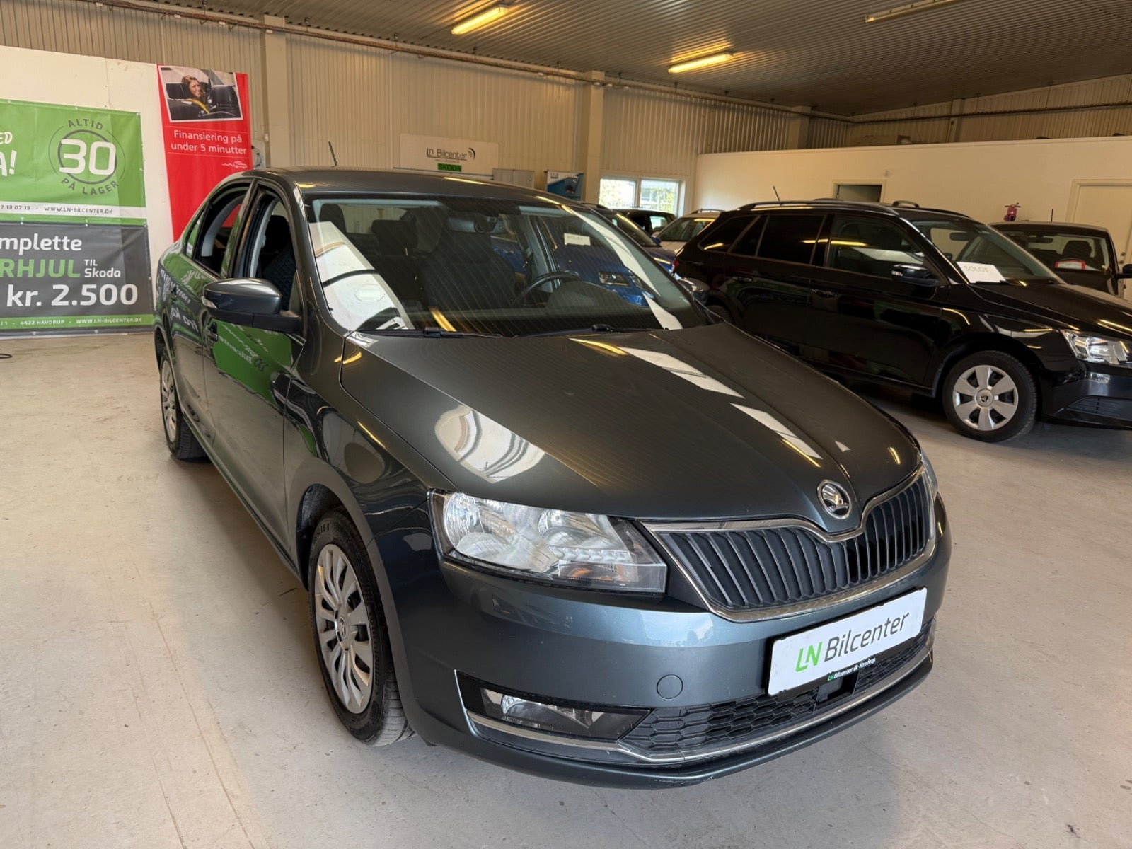 Grå Skoda Rapid fra 2019