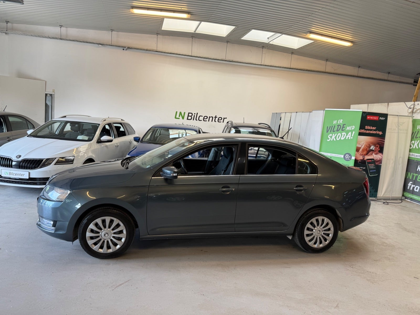 Grå Skoda Rapid fra 2019