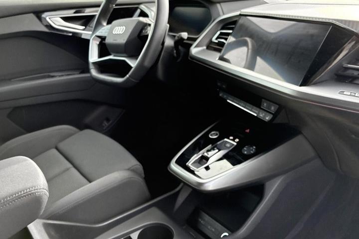 Grå Audi Q4 e-tron fra 2025