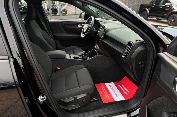 Sort Volvo EX40 fra 2025