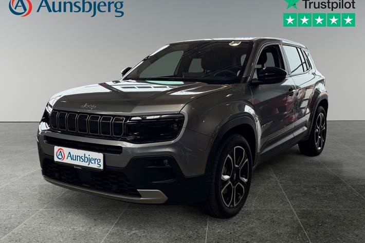 Sølv Jeep Avenger fra 2025 set udefra